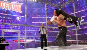 WrestleMania XXXII: Ein weiteres absolutes Highlight! Im Käfig trafen der Deadman und Shane-O-Mac aufeinander - Shane McMahon stürzte sich sogar vom Käfig. Am Ende unterlag er aber trotzdem