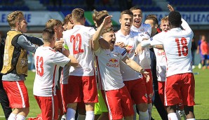 Die Salzburger U19 jubelt über den Sieg gegen Barca