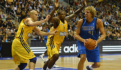 Dirk Nowitzki (r.) erzielte beim Mavs-Gastspiel in Berlin acht Punkte