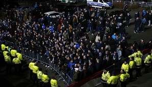 Die Hamburg-Fans blockierten die Ausfahrt, Eier und Bierbecher flogen