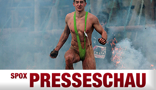 Im Borat-Outfit durch die Flammen: Ein Teilnehmer der Tough Guy Challenge