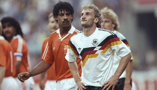 Auch unvergessen: Frank Rijkaards Spuckattacke gegen Rudi Völler im Achtelfinale, das die deutsche Mannschaft 2:1 gewann.