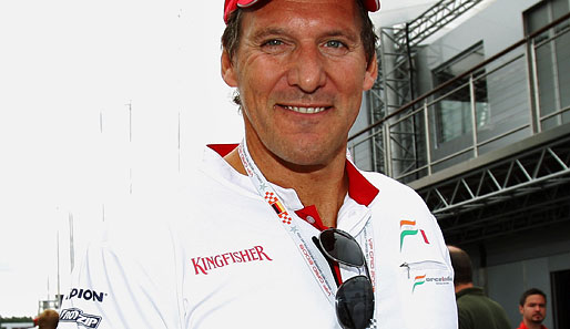 Schauspieler Ralf Möller im Outfit des Force-India-Teams