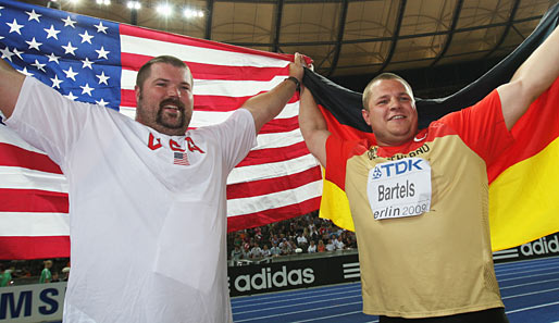 Freude pur bei Ralf Bartels: Der Deutsche holte überraschend Bronze im Kugelstoßen und feierte anschließend mit Sieger Christian Cantwell aus den USA