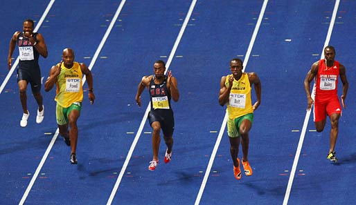 100-m-Finale, das Superevent der WM: Schon nach 60 Metern muss Tyson Gay (M.) einsehen, dass er gegen den Übermann Usain Bolt (2.v.r.) keine Chance hat