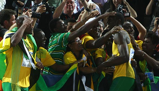 Anschließend sind Bolts Landsleute dran: Die Jamaikaner huldigen ihrem Idol. Bronezemedaillengewinner Asafa Powell feiert mit, ist aber nur eine Randfigur