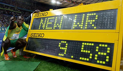 Bolt und der Beleg, dass er der schnellste Mann aller Zeiten ist. Mit 9,58s stellt der Jamaikaner einen Fabel-Weltrekord auf