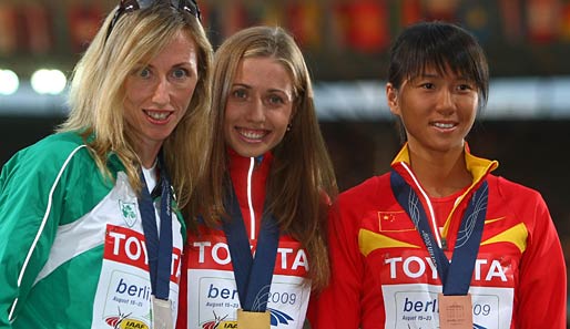 Tag 2 der WM: Die erste Entscheidung fiel über 20km Gehen. Bei der Ehrung strahlte die Siegerin Olga Kaniskina mit Olive Loughnane (Silber) und Hong Liu (Bronze) um die Wette