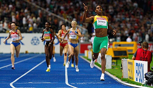 Für Südafrika holte Caster Semenya souverän Gold beim 800-Meter-Lauf der Frauen mit der Jahres-Weltbestzeit von 1:55,45 Minuten. Die Siegerin ist aber nicht unumstritten...