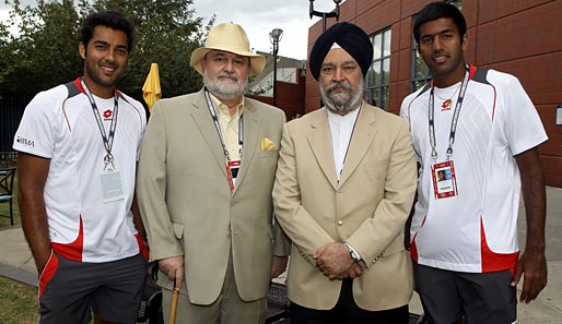 Die moralischen Sieger der US Open waren aber ihre Gegner: Der Pakistani Qureshi (r.) und der Inder Bopanna (r.) warben gemeinsam mit den Botschaftern ihrer Länder für Völkerverständigung