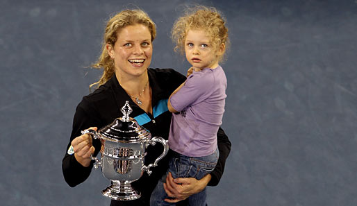 Tag 13: Pokal in der einen Hand, Tochter Jada in der anderen - die moderne Frau von heute hat alles im Griff, so auch Kim Clijsters