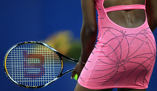 9. Tag: Nanu, Herr Fotograf. Interessante Perspektive der Aufschlagvorbereitung von Venus Williams. Nicht minder interessant ist ihr Geschmack in Sachen Outfit