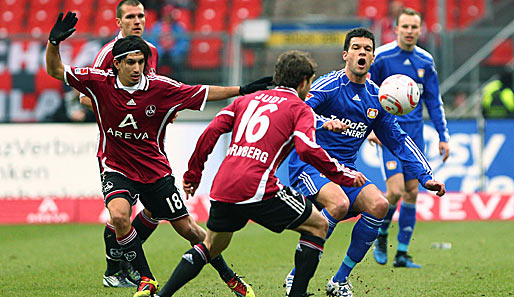 NÜRNBERG - LEVERKUSEN 1:0: Michael Ballack (der mit dem offenen Mund) sieht sich im Mittelfeld gleich zwei Nürnbergern gegenüber