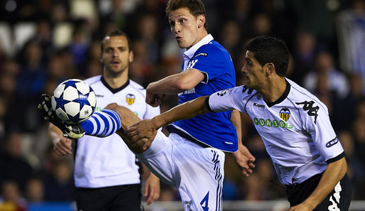 Benedikt Höwedes setzte sich gegen Ricardo Costa durch. Noch. Denn beim 1:0 für Valencia sah er wenig später ganz schön alt aus