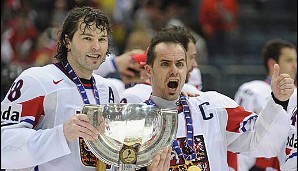 WM 2010 in Deutschland: Tschechiens Superstar Jaromir Jagr feiert mit seinem Kapitän Tomas Rolinek den Titelgewinn über Russland