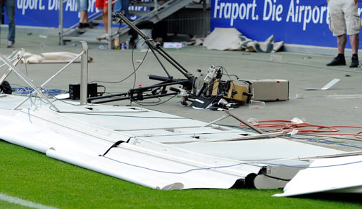 Bei den Ausschreitungen, die an die der Hertha-Fans von der letzten Saison erinnerten, ging auch einiges zu Bruch. Diese Kamera soll etwa 600.000 Euro gekostet haben