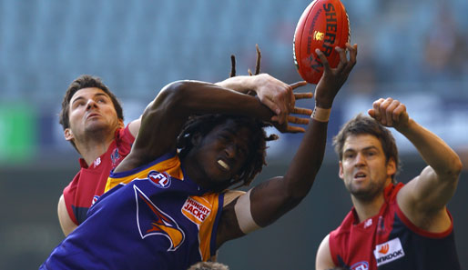 Viele verbissene Gesichter, Nic Naitanu (M.) von den West Coast Eagles fischt das Ei jedoch gegen mehrere Bewacher des AFL-Teams Melbourne Demons runter