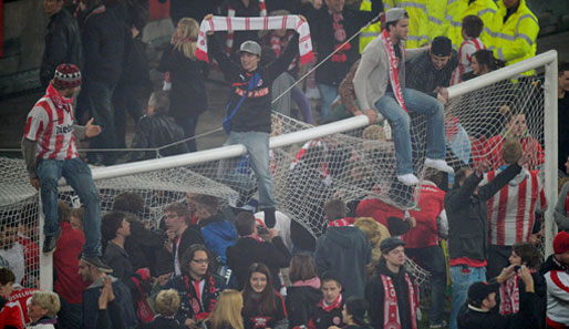 Fans überall - nach dem offiziellen Schlusspfiff kannte der Anhang von Fortuna kein Halten mehr