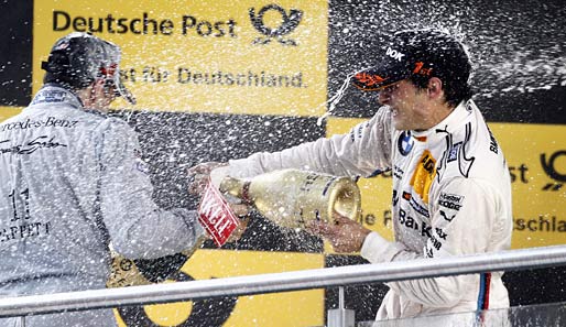 Den grandiosen Erfolg im zweiten Rennen feiert Bruno Spengler (r.) auf dem Siegerpodest ausgiebig