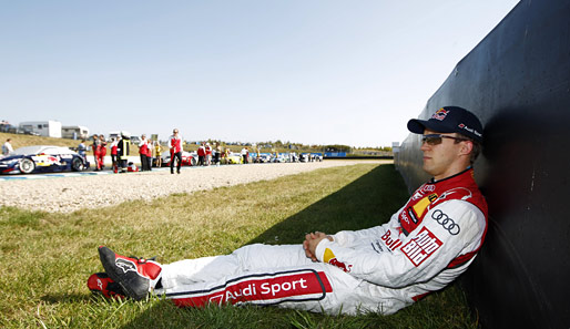 Vorbereitung aufs Rennen? Mattias Ekström entspannt in Oschersleben vor dem Start im Schatten