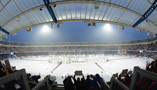 Ein Blick auf die Eisfläche und die vollbesetzten Ränge des Stadions