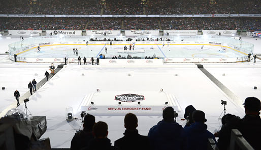 Großes Vorbild ist freilich die NHL: Dort spielt man seit 2008 das Winter Classic unter freiem Himmel