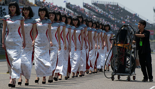 ... die Grid-Girls im Reich der Mitte wurden zuvor auf Einheitlichkeit getrimmt