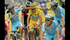 Etwas später kam auch Vincenzo Nibali ins Ziel - über seinen Gesamtsieg freuten sich auch seine Astana-Teamkollegen