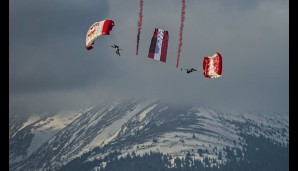 Mit Fallschirmen und Nationalflagge wurde patriotisch auf das Rennen eingestimmt. Es war immer Nationalfeiertag in Österreich