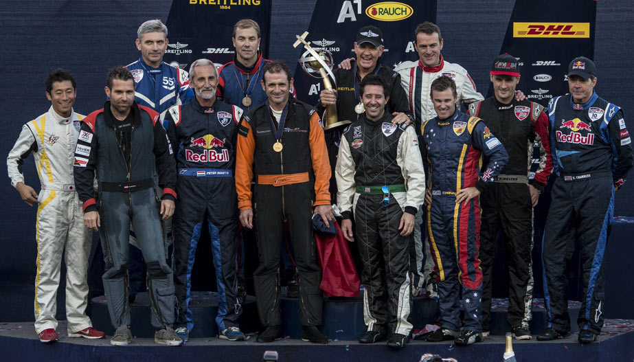 2014 sorgten zwölf Piloten für die spannendste Red Bull Air Race Saison der Geschichte. Erst im letzten Rennen sicherte sich Nigel Lamb den WM-Pokal, den er hier in den Händen hält