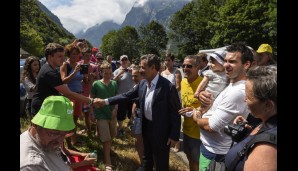 Abseits der Strecke zeigte sich Ex-Staatschef Nicolas Sarkozy unter den Tour-Fans und wurde gefeiert