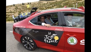Auch Frankreichs Präsident Francois Hollande nimmt am Rennen teil, scheut aber die Anstrengung und lässt sich umherfahren