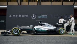 So richtig begeistert sahen Nico Rosberg und Weltmeister Lewis Hamilton bei der offiziellen Vorstellung in Barcelona irgendwie nicht aus