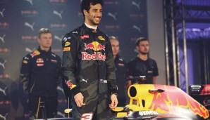 Richtig kreativ wurden die Designer bei den Overalls. Hier gut zu erkennen: Die neue Red-Bull-Lackierung ist matt. Spiegelnde Lack-Effekte? Fehlanzeige!