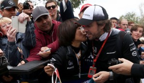 Die Fans? Außer Rand und Band, doch Fernando Alonso kann sich dank blitzschneller Reflexe noch vor innigen Zungenkuss retten