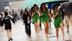 Hier wird's weniger lustig: Im kalten Regen marschieren die Mädchen Richtung Startaufstellung. Bei den kurzen Kleidern ist Frieren angesagt