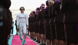 Ob sich Nico Rosberg hier von den adretten Damen im Stewardessen-Style ablenken lässt? Sein WM-Titel zwei Stunden sagt zumindest etwas anderes