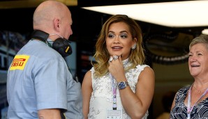 Natürlich darf auch die Show-Prominenz nicht fehlen: Superstar Rita Ora verbringt das Rennen in der Mercedes-Box. Ob die Sängerin fachkundig in Sachen Reifen ist?