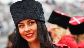 Mit traditionell russischer Kopfbedeckung treten die Damen in Sotschi auf - wenn man so aussieht, kann man eben alles tragen