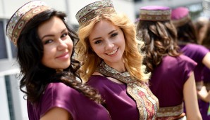 ... blonde Damen! Beim Outfit halten sich die Grid Girls übrigens an die aserbaidschanische Tradition