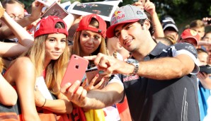 Doch auch die Fans in Ungarn begeistern: Beim Betreten des Fahrerlagers nimmt sich Carlos Sainz jr. natürlich gerne ein bisschen Zeit