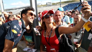 Auch Daniel Ricciardo erfüllt den Wunsch dieses weiblichen Ferrari-Fans mit Freude - oder ist das am Ende sein Handy?