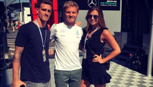 Doppelter Promi-Besuch bei Nico Rosberg: Laura Wontorra und Simon Zoller drückten dem Sieger am Sonntag die Daumen und schenkten dem Bayern-Fan ein Trikot vom 1. FC Köln