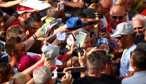 Der Weltmeister besuchte lieber seine Fans. Dieses Suchbild trägt übrigens den Titel "Schatzi, ich habe deinen Helm geschrumpft"