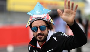 In Sachen Kopfbedeckung muss sich Fernando Alonso nicht verstecken. Ob der McLaren-Honda-Pilot diesen Hut selbst gebastelt hat?