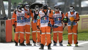 GP VON MEXIKO: Dia de los muertes! Die Mexikaner gedachten am Renntag der Verstorbenen, die Streckenposten machten mit - und ehrten verstorbener Formel-1-Fahrer