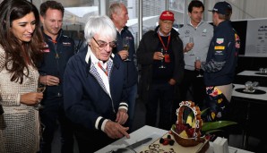 Bernie Ecclestone feierte seinen 86. Geburtstag mit Torte und Unendlichkeitszeichen. Interessant: Was passiert da im Hintergrund? Helmut Marko spitzt die Ohren, als Toto Wolff mit Max Verstappen spricht