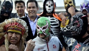 Esteban Gutierrez bekam Unterstützung von Rudos und Tecnicos: Einige Lucha-Libre-Stars sorgten am Donnerstag für Stimmung im Paddock