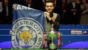 Grüße aus Sheffield: Snooker-Star Mark Selby hisst kurz nach seinem WM-Triumph die Leicester-Flagge. Er kommt aus Leicester, ist ein großer Fan des Klubs