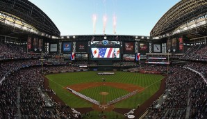 Chase Field in Phoenix: Mitten in der Wüste Arizonas spielen die Diamondbacks in ihrem Stadion mit verschließbarem Dach. Der Rasen ist trotzdessen Natur